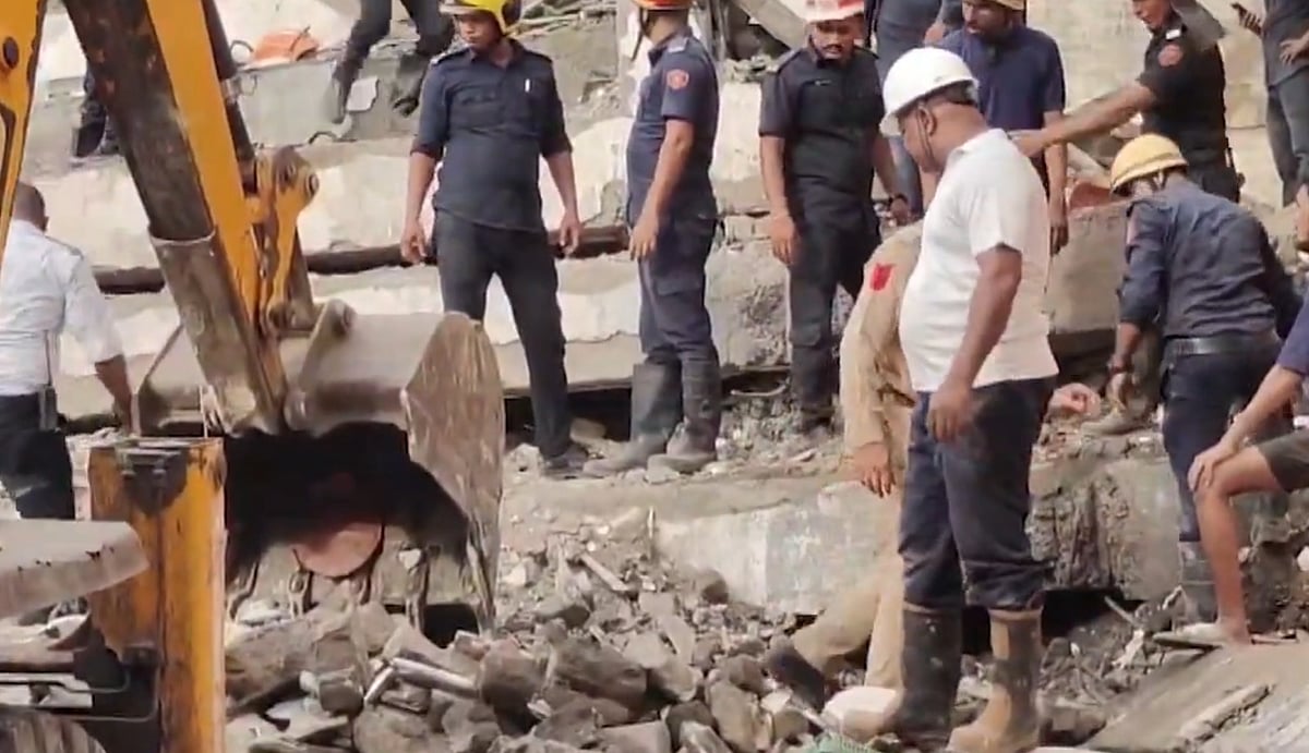 PTI : Four-floor building collapsed in Surat, Gujarat